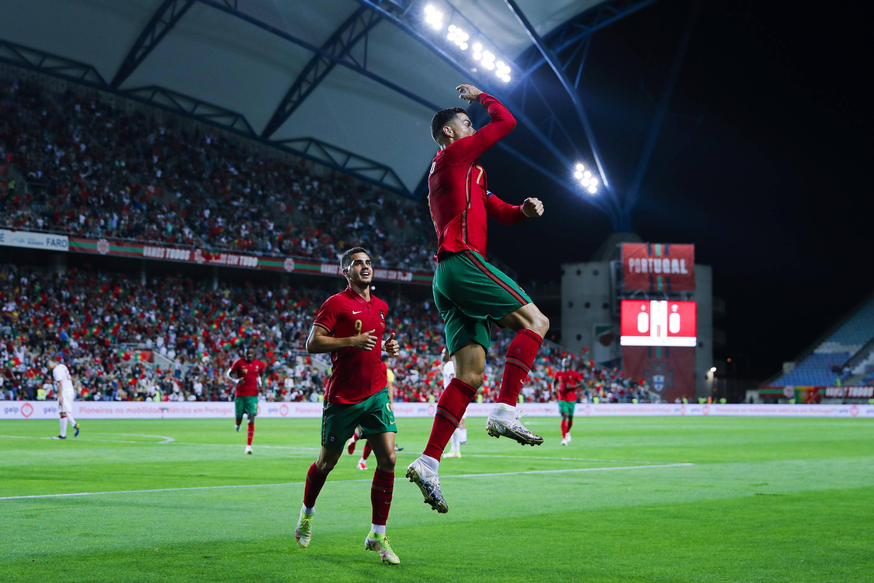 如意娱乐平台-C罗压哨绝杀纳达尔，全场沸腾！经典一战再现传奇