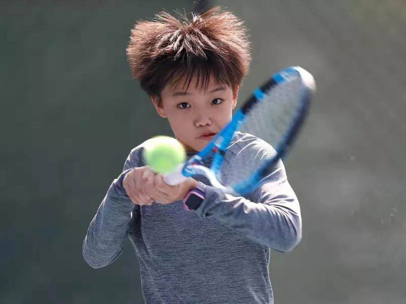 如意体育娱乐-纳达尔回归首秀大放异彩，羽毛球队主场球迷高呼名字